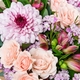 Bouquet Pretty qui met en valeur de magnifiques chrysanthèmes