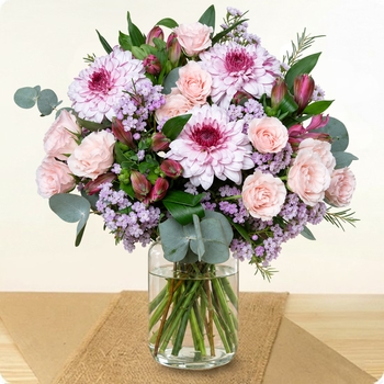 composition florale ronde avec roses roses pâles, chrysanthèmes Pip pretty et fleurs mauves, réalisé par un artisan fleuriste 123fleurs