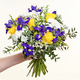 Bouquet Promesse Fleurie avec iris violets et fleurs de saison jaunes et blanches par 123fleurs