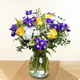 Bouquet Promesse Fleurie avec iris violets et fleurs de saison jaunes et blanches par 123fleurs