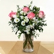 Bouquet Promesse avec roses bicolores, fleurs blanches et feuillage vert - création florale 123fleurs