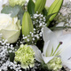Bouquet élégant blanc et vert avec lys et roses - composition florale 123fleurs