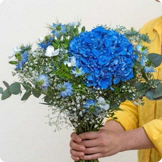 Bouquet rond Rio avec hortensia bleu ou violet, lisianthus, nigella et gypsophile – création florale fraîche et élégante