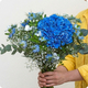 Bouquet rond Rio avec hortensia bleu ou violet, lisianthus, nigella et gypsophile – création florale fraîche et élégante