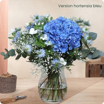 Bouquet rond Rio avec hortensia bleu ou violet, lisianthus, nigella et gypsophile – création florale fraîche et élégante