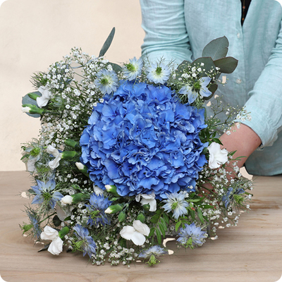 Bouquet rond Rio avec hortensia bleu ou violet, lisianthus, nigella et gypsophile – création florale fraîche et élégante