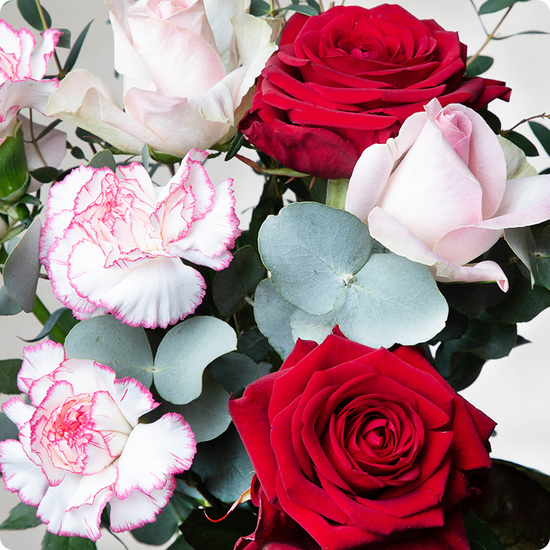 Offrez un instant romantique et inoubliable avec 123fleurs en envoyant le bouquet Saint Valentin