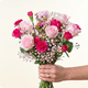 Bouquet Rosa Bella composé de roses roses délicates et de fleurs légères dans un style romantique réalisé par un artisan fleuriste 123fleurs