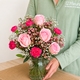 Bouquet Rosa Bella composé de roses roses délicates et de fleurs légères dans un style romantique réalisé par un artisan fleuriste 123fleurs