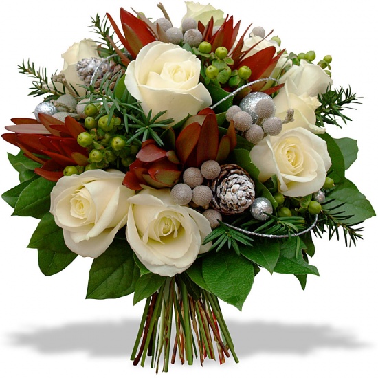 Délicat bouquet rond, composé de roses aux tons blanc crème unies à des fleurs de saison... Toute la beauté d'un Noë