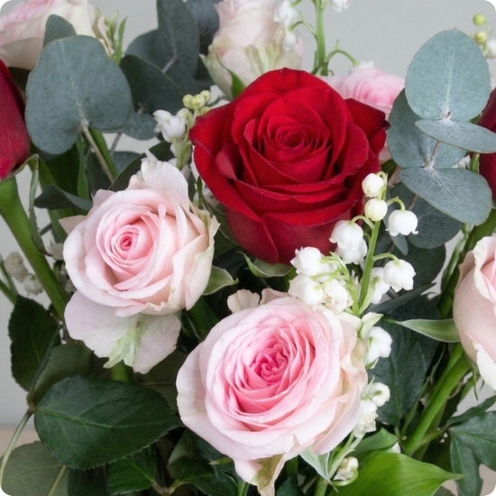 Réalisé par un artisan fleuriste local, il est livré en main propre partout en France, 7j/7, même les jours fériés, en seulement 4 heures.