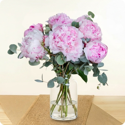 Votre bouquet est préparé avec attention, selon vos souhaits, en respectant le style, les couleurs et les fleurs principales que vous avez choisies.