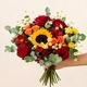 Bouquet Solana composé d'un tournesol, de roses rouges, de roses orange et jaunes, avec camomille et eucalyptus - Livraison de fleurs 123fleurs