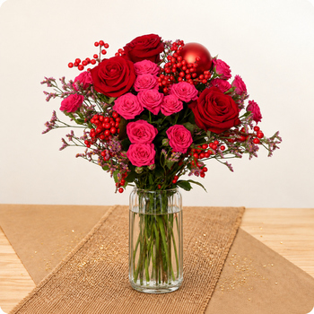 Roses rouges, baies d’ilex et boules de Noël pour des fêtes éclatantes