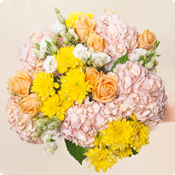 Avec de l'hortensia dans les tons pêches/jaunes et roses