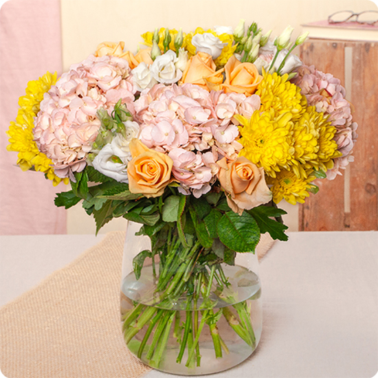 Avec de l'hortensia dans les tons pêches/jaunes et roses