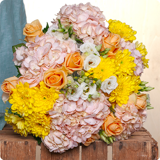 Avec de l'hortensia dans les tons pêches/jaunes et roses