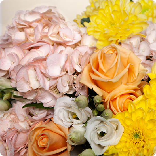 Avec de l'hortensia dans les tons pêches/jaunes et roses