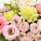 Bouquet Souvenir Fleuri en tons pastel avec germinis roses, œillets verts et lisianthus