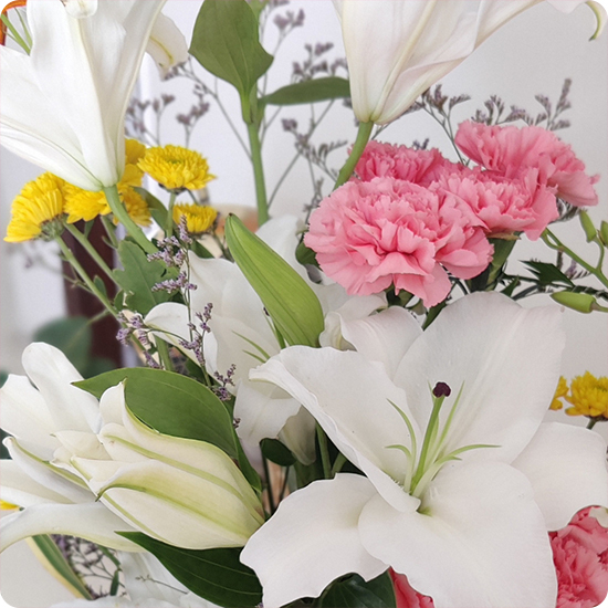 Bouquet spécial Lys – Lys blancs et fleurs de saison