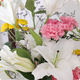 Bouquet spécial Lys - Composition florale avec lys blancs, roses et feuillage, réalisée par un artisan fleuriste 123fleurs
