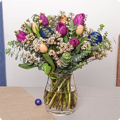 Bouquet avec de la tulipe violette