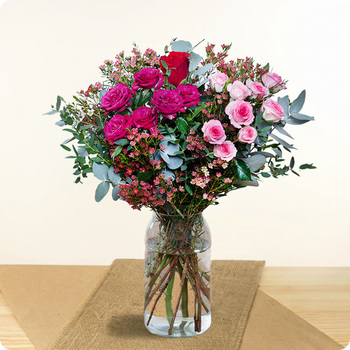 Un bouquet unique et romantique, créé par un artisan fleuriste pour la Saint-Valentin. Teintes rouges et roses pour exprimer votre amour avec élégance. Livraison express avec 123fleurs.