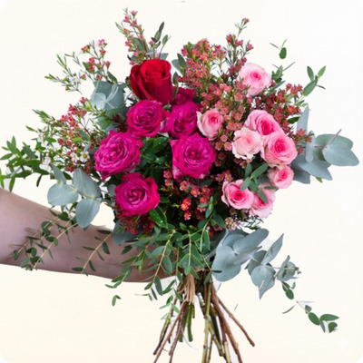 Un bouquet unique et romantique, créé par un artisan fleuriste pour la Saint-Valentin. Teintes rouges et roses pour exprimer votre amour avec élégance. Livraison express avec 123fleurs.