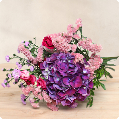 Bouquet Violetta avec hortensia violet et fleurs roses – Composition florale raffinée