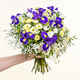 Bouquet Violette avec iris violets et fleurs de saison blanches et jaunes par 123fleurs