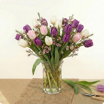Bouquet de tulipes blanches, roses et violettes avec du wax