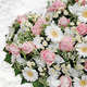 Cœur de fleurs Douce Mémoire avec roses roses, germinis blancs et fleurs champêtres pour hommage funéraire - 123fleurs