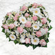 Cœur de fleurs Douce Mémoire avec roses roses, germinis blancs et fleurs champêtres pour hommage funéraire - 123fleurs