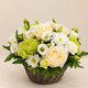 Corbeille de deuil Colombe avec roses blanches, lisianthus et chrysanthèmes verts en panier osier