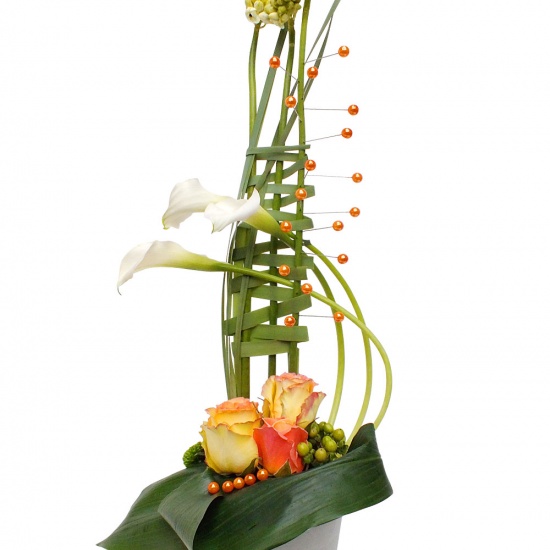 Composition de fleurs mariage très raffinée, travaillée en hauteur, constellée de perles décoratives.