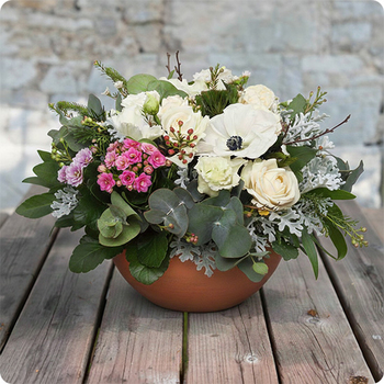 Le fleuriste livre directement au cimetière ou jardin du souvenir à l'heure et la date souhaitées.