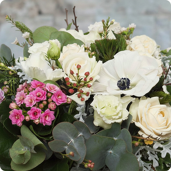 Le fleuriste livre directement au cimetière ou jardin du souvenir à l'heure et la date souhaitées.