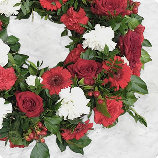 Couronne de fleurs pour deuil rouge Hommage Éternel