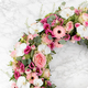 Couronne de fleurs Ôde avec orchidées blanches, roses et germinis pour hommage funéraire - 123fleurs