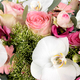 Couronne de fleurs Ôde avec orchidées blanches, roses et germinis pour hommage funéraire - 123fleurs