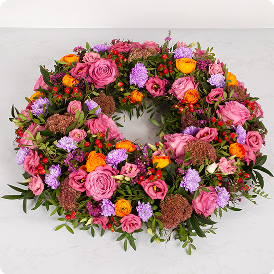 Couronne de fleurs pour deuil amitiés sincères avec roses et renoncules