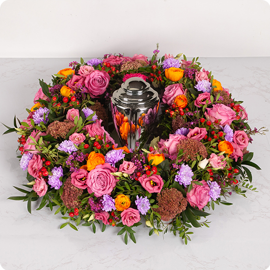 Couronne de fleurs pour deuil amitiés sincères avec roses et renoncules
