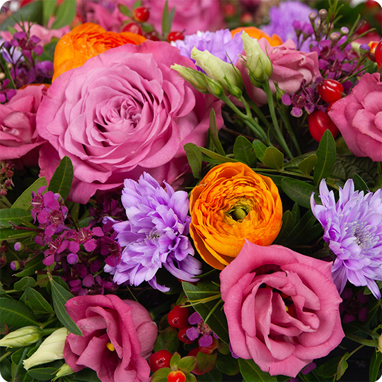 Couronne de fleurs pour deuil amitiés sincères avec roses et renoncules