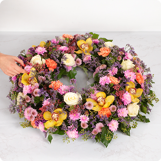 Couronne de fleurs Tendrement - Livraison de couronnes florales pour urne avec 123fleurs