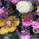 Couronne de fleurs Tendrement pour urne avec roses blanches, orchidées jaunes et fleurs pastel - 123fleurs