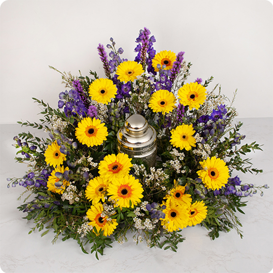 Coussin de fleurs de deuil jaune et violet avec gerberas - Urne optionnelle