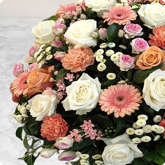 Coussin de fleurs pour deuil tons pêche Repose en paix