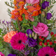 Le Coussin Envol en Couleurs est une création florale audacieuse et chaleureuse