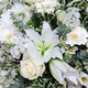 Coussin Parfum du Souvenir – composition florale blanche pour un hommage élégant