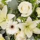 Dessus de cercueil Athéna avec lys et roses blanches pour hommage funéraire - 123fleurs
